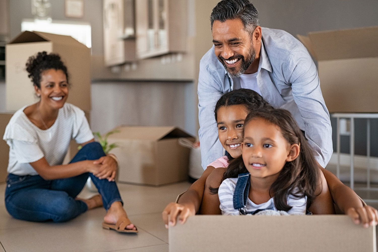Happy-family-relocating-1270070138