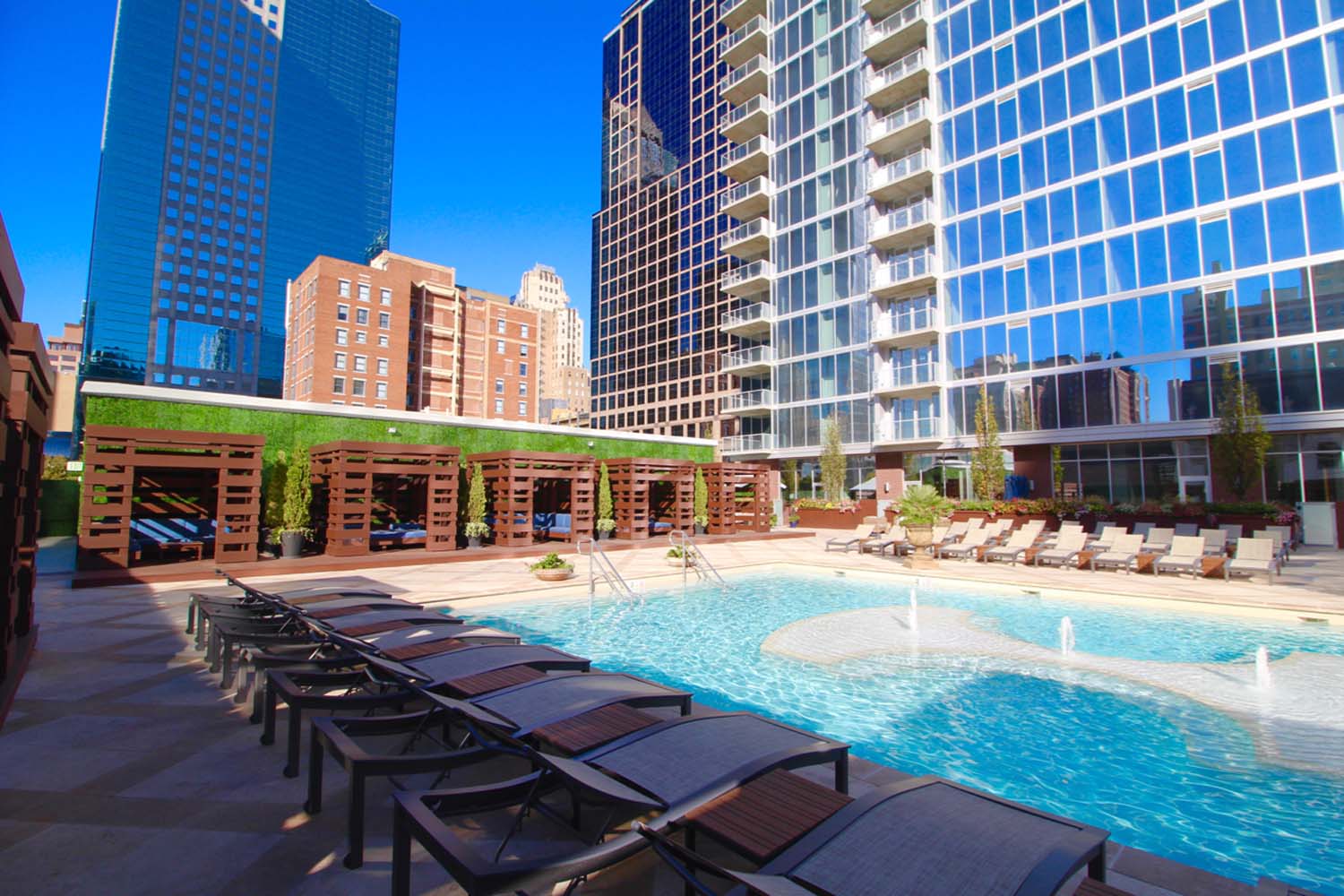 One Light Apartment North Pool View