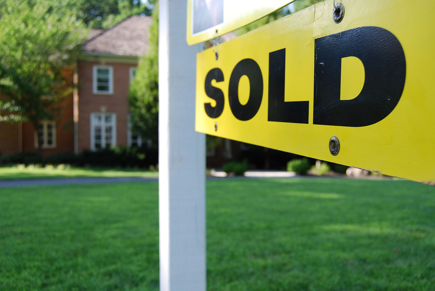 Sold-Sign-104683951